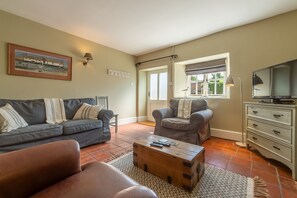 TV, fireplace, DVD player - Pear Tree Cottage, Holme-next-the-Sea, Norfolk (Holme-next-the-Sea)