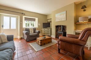 TV, fireplace, DVD player - Pear Tree Cottage, Holme-next-the-Sea, Norfolk (Holme-next-the-Sea)