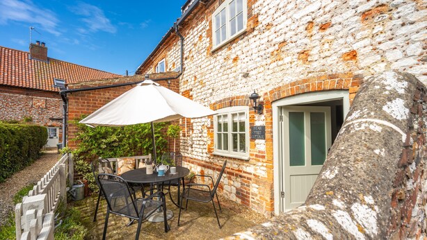 Outdoor dining - Pear Tree Cottage, Holme-next-the-Sea, Norfolk (Holme-next-the-Sea)