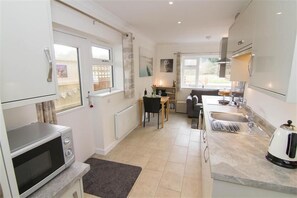 Jääkaappi, mikroaaltouuni, uuni, astianpesukone