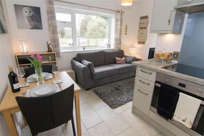 Jääkaappi, mikroaaltouuni, uuni, astianpesukone