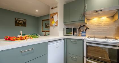 Viehättävä maalaismainen perinteinen viktoriaaninen mökki rauhallisella paikalla näköalalla kirkkoon