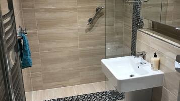 Douche, sèche-cheveux, serviettes fournies, papier toilette