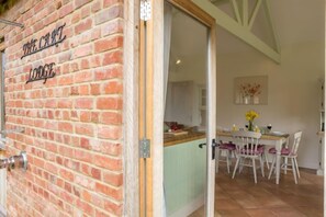 Outdoor dining - The Cart Lodge, Great Massingham, Norfolk (King's Lynn)