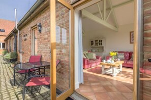 Outdoor dining - The Cart Lodge, Great Massingham, Norfolk (King's Lynn)