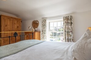 3 bedrooms, iron/ironing board, internet, bed sheets