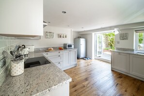 Microwave, dishwasher, highchair - Duck Cottage, South Creake, Norfolk (South Creake)