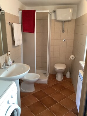 Dusche, Haartrockner, Bidet, Handtücher