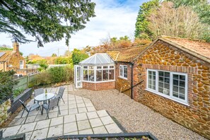 Outdoor dining - Badger's Den, Heacham, Norfolk (King's Lynn)