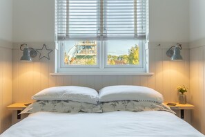 2 عدّة غرف نوم ومكواة/لو�ح كي وخدمة الإنترنت وملاءات أسرّة