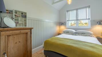 2 bedrooms, iron/ironing board, internet, bed sheets