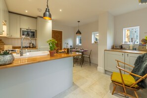 Microwave, dishwasher - Barnwell Cottage, Holme-next-the-Sea, Norfolk (Hunstanton)
