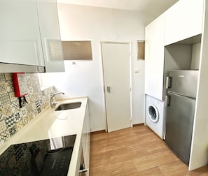 Fridge, microwave, oven, stovetop - Ideal for couples, in the city center-along Avenida da Liberdade with A / C (Lisboa)