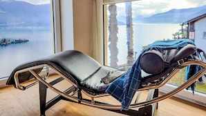 A sun lounger with a view of a lake and mountains. - Beautiful apartment for 4 people with WIFI, TV, balcony, pets allowed and panoramic view (Porto Ronco)