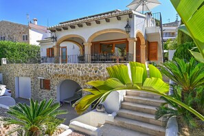 Exterior - Villa El Portet Beach. 150m. from the beach with beautiful (heated) pool (Teulada)
