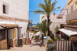 Property grounds - Villa El Portet Beach. 150m. from the beach with beautiful (heated) pool (Teulada)