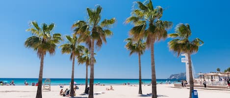 Beach nearby, sun loungers, beach towels