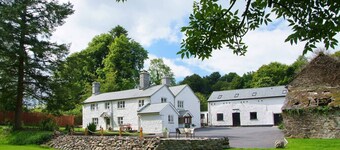 Large country house with hot tub sleeping up to 12 in six bedrooms, perfect for special occasions