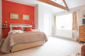 6 bedrooms, travel crib, internet, bed sheets