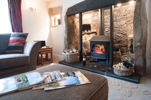 Large country house with hot tub sleeping up to 12 in six bedrooms, perfect for special occasions