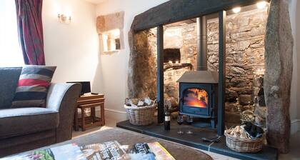 Large country house with hot tub sleeping up to 12 in six bedrooms, perfect for special occasions