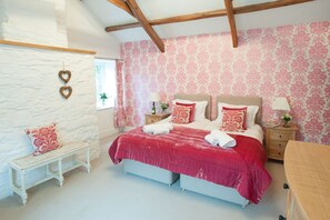 6 bedrooms, travel cot, Internet, bed sheets - Large country house with hot tub sleeping up to 12 in six bedrooms, perfect for special occasions (Okehampton)