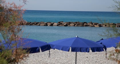 Helle Wohnung mit grosser, ruhiger Terasse. WLan überall im Dorf.