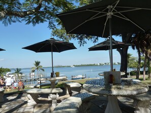 Outdoor dining - Studio Grouper Room in Matlacha/Fisherman's Paradise (Matlacha)