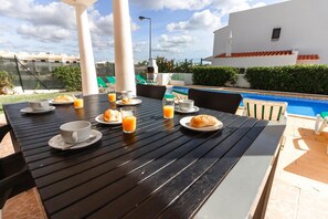 Outdoor dining -  5min walking distance from amenities and beach , Private Swimming Pool, wifi (Albufeira)