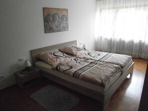 2 Schlafzimmer, Bügeleisen/Bügelbrett, Bettwäsche