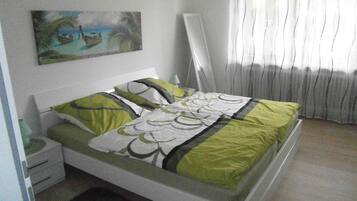 2 bedrooms, iron/ironing board, bed sheets