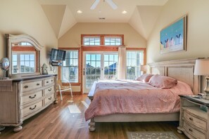 4 bedrooms, travel crib, internet, bed sheets