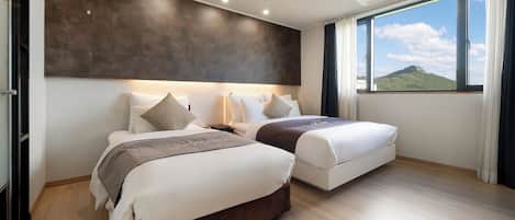 Down comforters, in-room safe, desk, blackout drapes