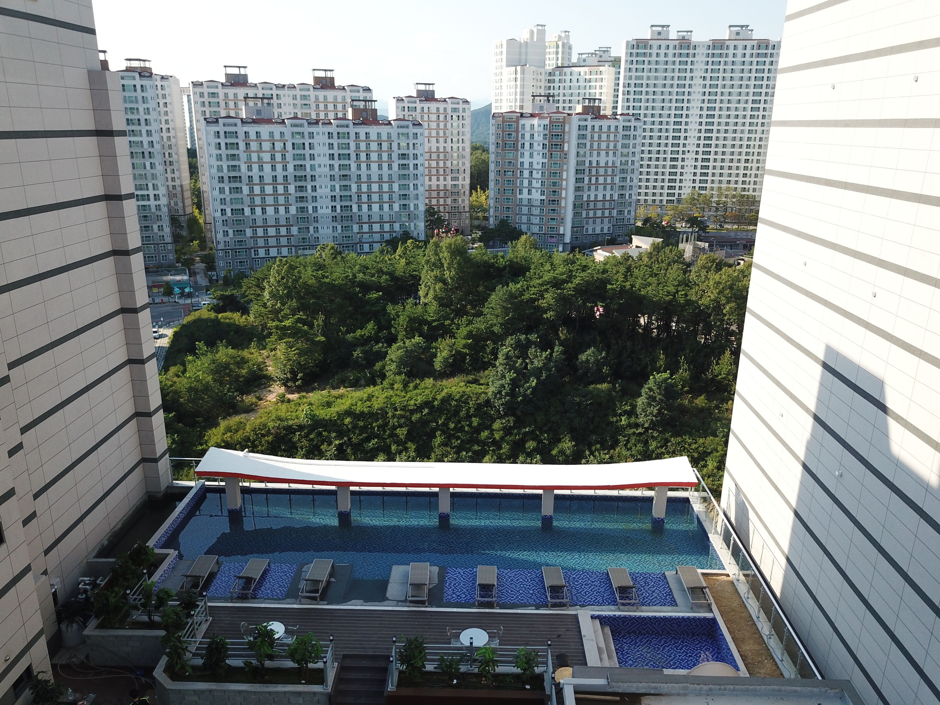 seasonal outdoor pool, open 8:00 am to 8:00 pm, pool loungers