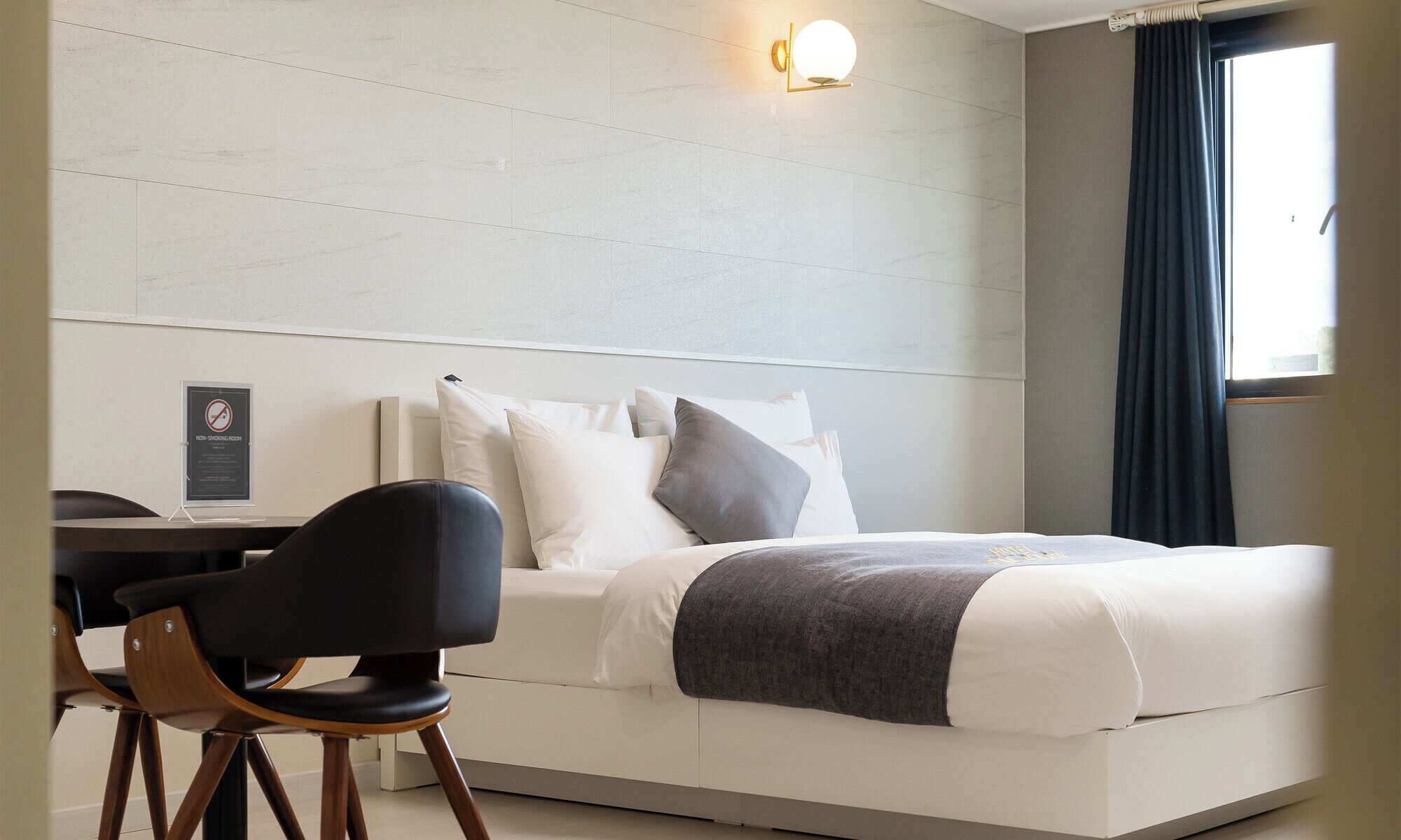 羽絨被、房內夾萬、書桌、遮光窗簾/窗簾