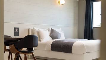 Down comforters, in-room safe, desk, blackout drapes