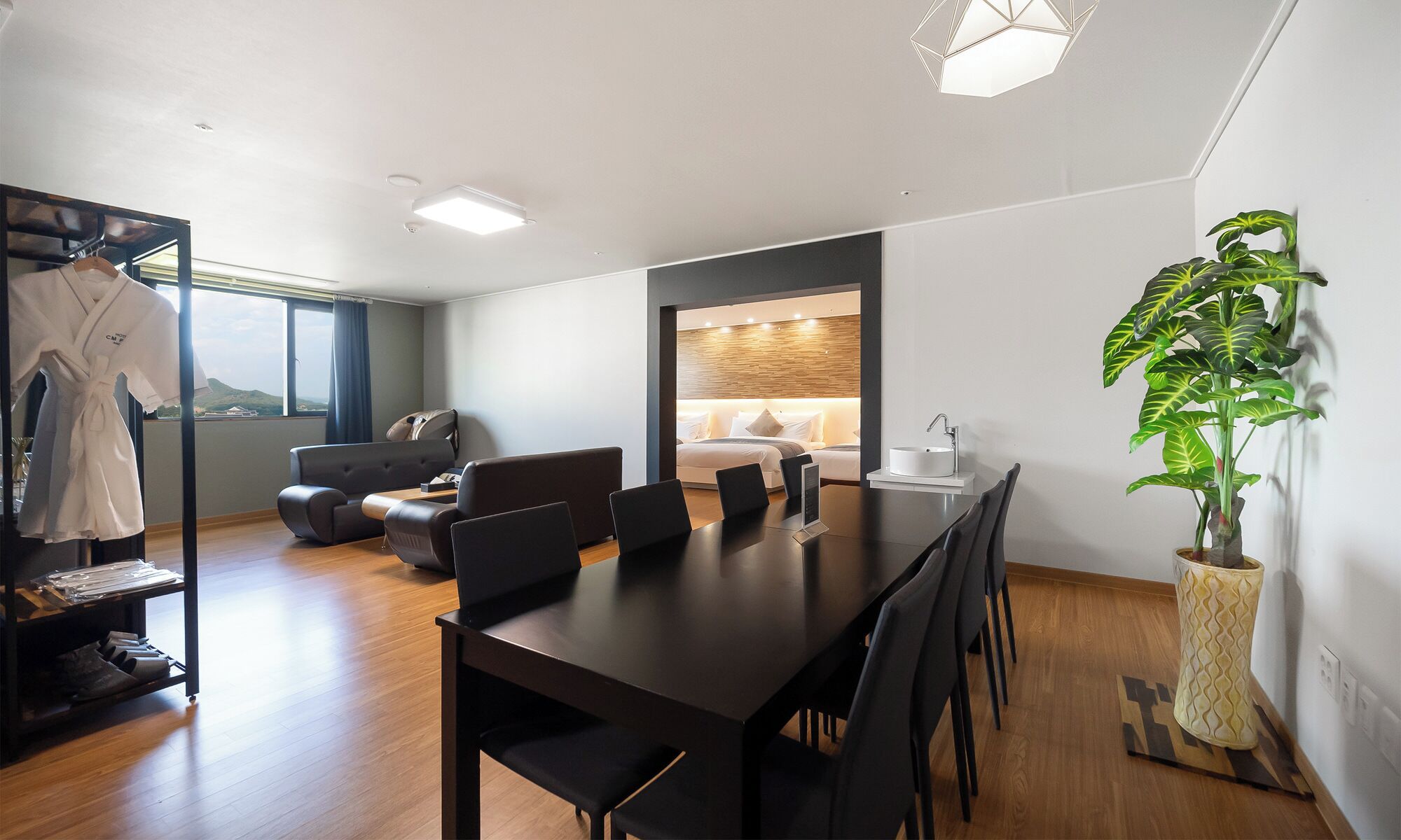 Cubrecamas, caja de seguridad en la habitación y escritorio 