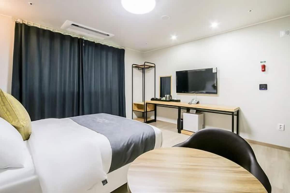 1 slaapkamer, donzen dekbedden, een kluis op de kamer, een bureau