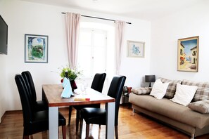 Una Smart TV, una chimenea, un reproductor de DVD, libros