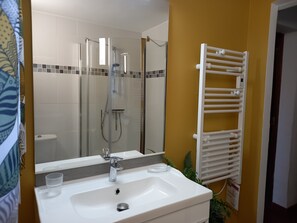 Ducha y secador de pelo