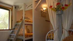 A children's room with bunk beds, a ladder, and a window with curtains. - T2 ground floor in Provencal Bastide with swimming pool, heart of the Luberon (Castellet)