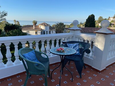 Secluded villa with pool and sea view, a few minutes from the beach.