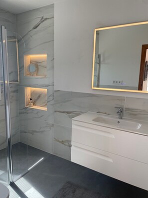 Combined shower/tub, hair dryer, bidet, towels