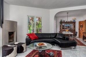 Flat-screen TV, fireplace