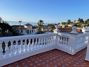 Property grounds - Secluded villa with pool and sea view, a few minutes from the beach. (Benalmádena)