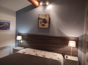 4 bedrooms, desk, iron/ironing board, travel cot - Near Vaison la Romaine 4* heated pool villa overlooking Mont Ventoux (Faucon)