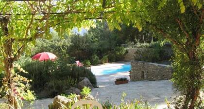 Frente a la villa de Mont Ventoux con terraza, jardín y piscina climatizada clasificada 4 *