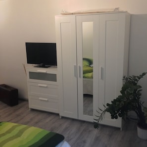 1 habitación, tabla de planchar con plancha y acceso a internet 