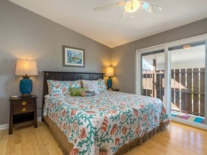 5 bedrooms, iron/ironing board, free WiFi, bed sheets - Perfect 7-Night Keys Getaway: Pool, Tiki & Dock (Marathon)