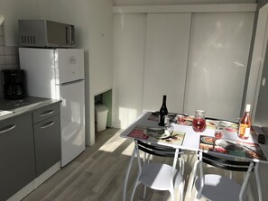 Kühlschrank, Mikrowelle, Herdplatte, Geschirrspüler